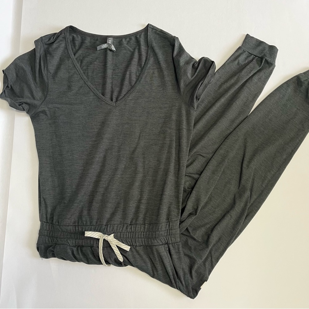 Vuori All Day Jumpsuit Size Small Gray Lounge Leisure Moisture Wicking